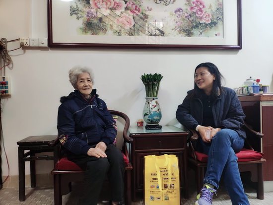 3、公司紀委書記、工會主席張奇志慰問80歲以上高齡退休職工代表陳佩群.jpg