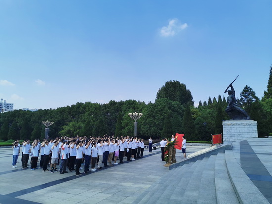 敬獻花圈 重溫入黨誓詞.jpg 敬獻花圈 重溫入黨誓詞.jpg