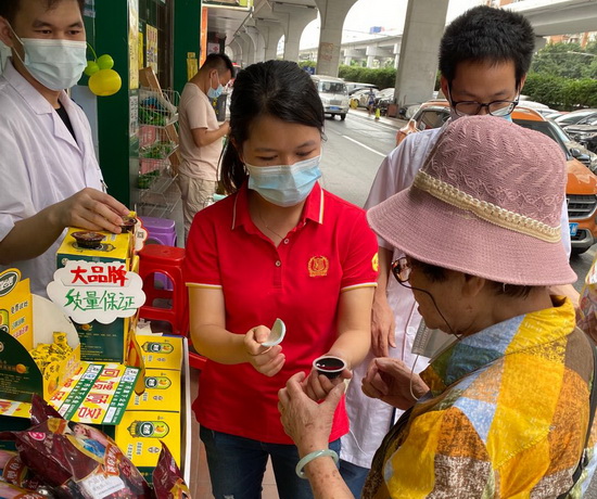 向街坊派發試食產品.jpg