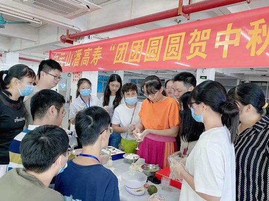 巧手做月餅 佳節(jié)共賞味——白云山潘高壽“團(tuán)團(tuán)圓圓賀中秋”冰皮月餅DIY活動(dòng)溫馨落幕.jpg
